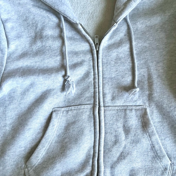 Cropped gray Brandy Melville hoodie - Picture 3 of 3